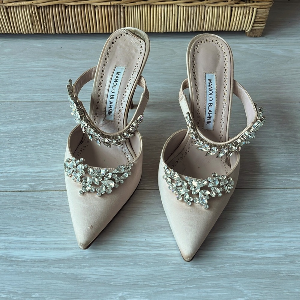 Manolo Blahnik - Lurum 90 cm high heel satin mule sandal in Nude beige